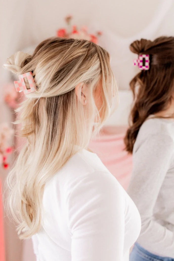 Checking In Lilac Clip - Image 3