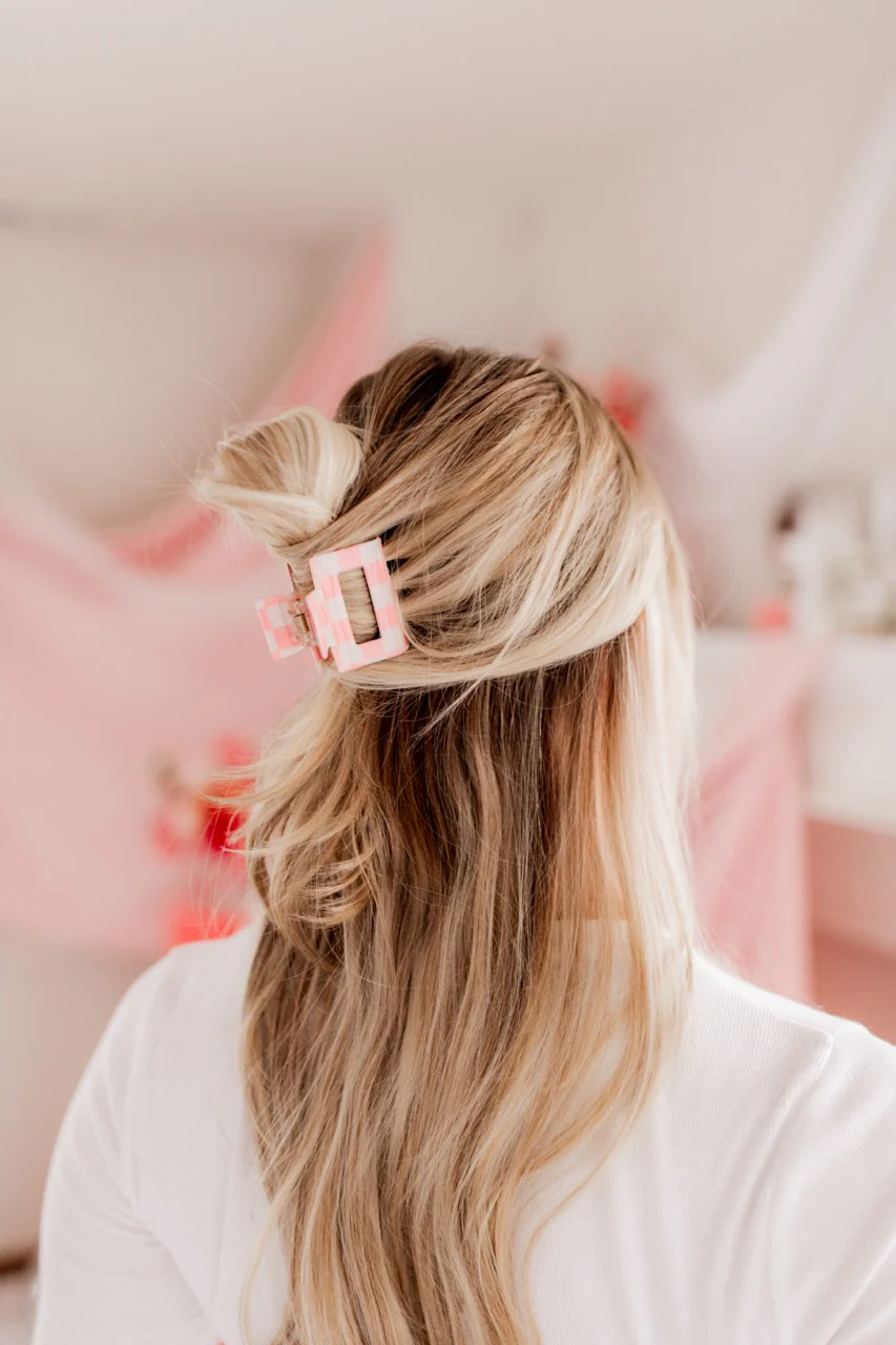 Checking In Lilac Clip - Image 9